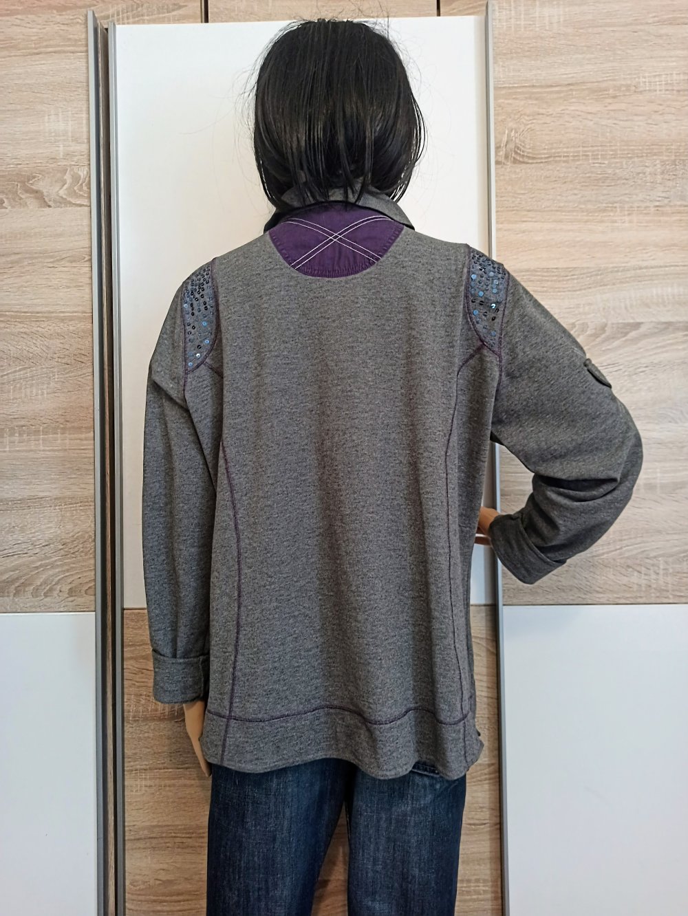 Schönes Langarm-Shirt in grau mit Strasssteinen von Alba Moda