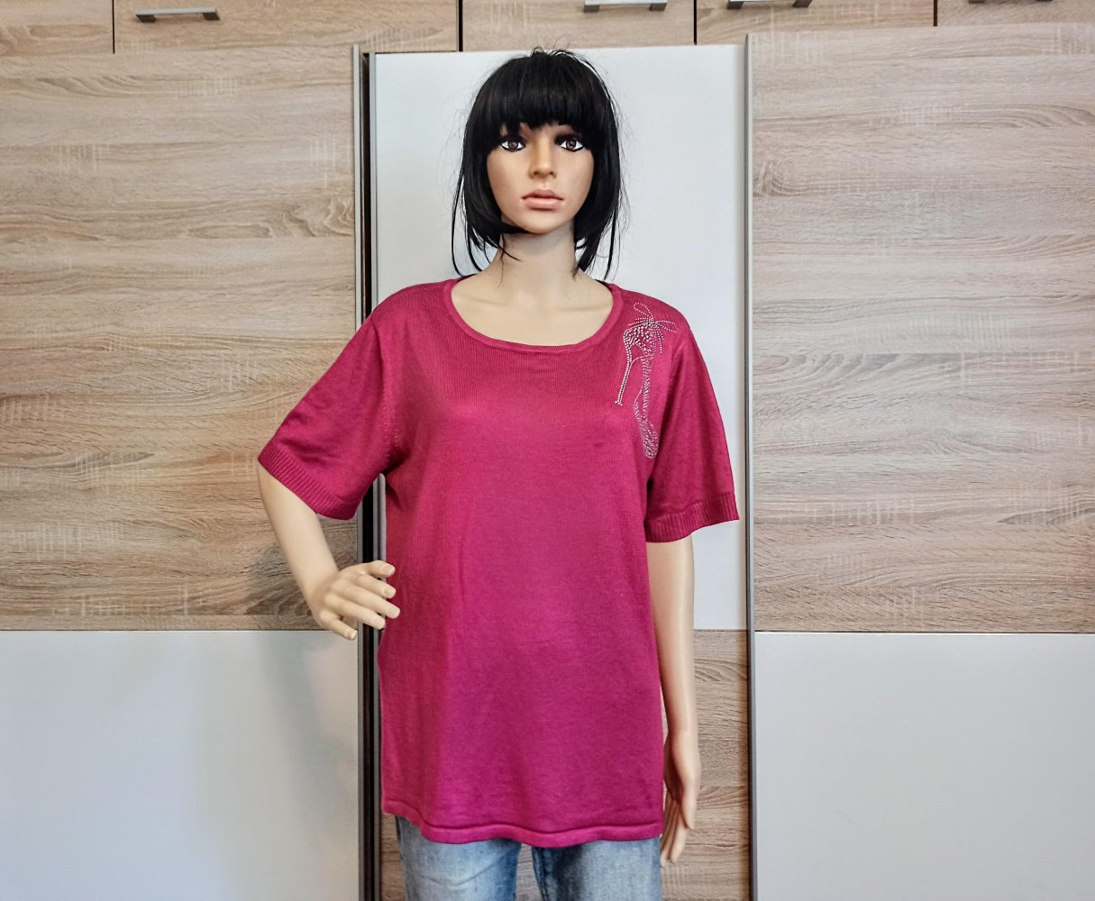Schönes T-Shirt in Rose mit Schuhe aus Strasssteinen von Helena Vera