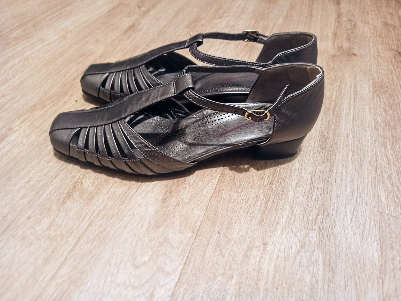 Tolle Damen Sandalen in braun/silber von Medicus