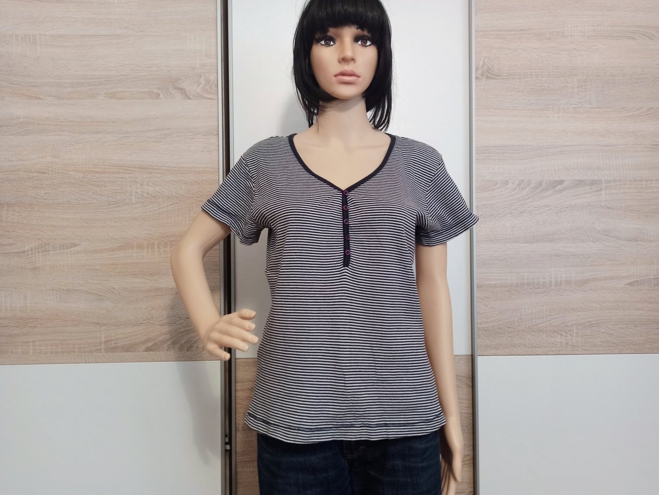 Schönes gestreiftes T-Shirt in marienblau mit weiße Nadelstreifen von love for detail