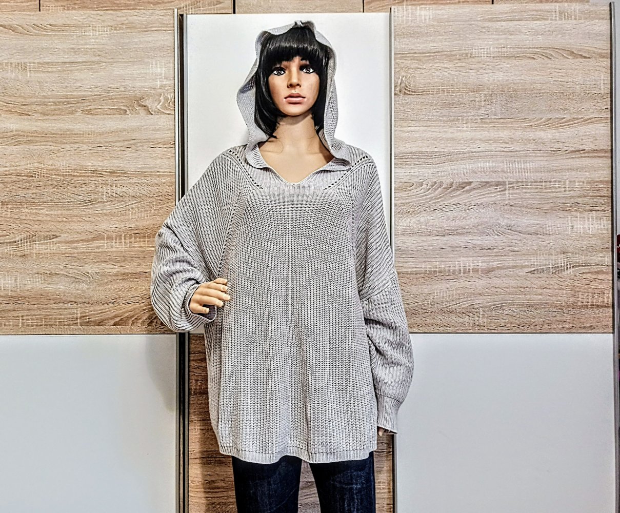 Schöner Pullover in grau mit Kapuze von Schein Curvi