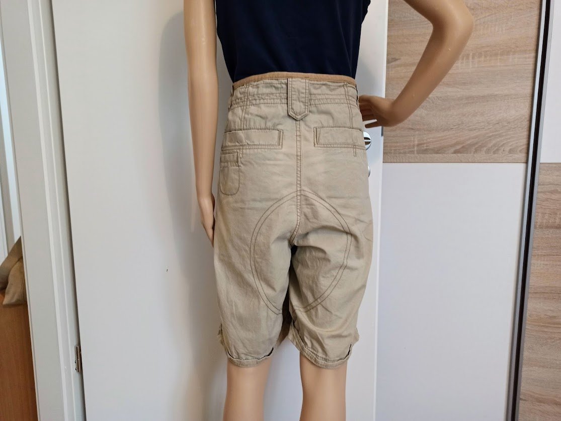 Schöne lange Schorts in beige von Divided