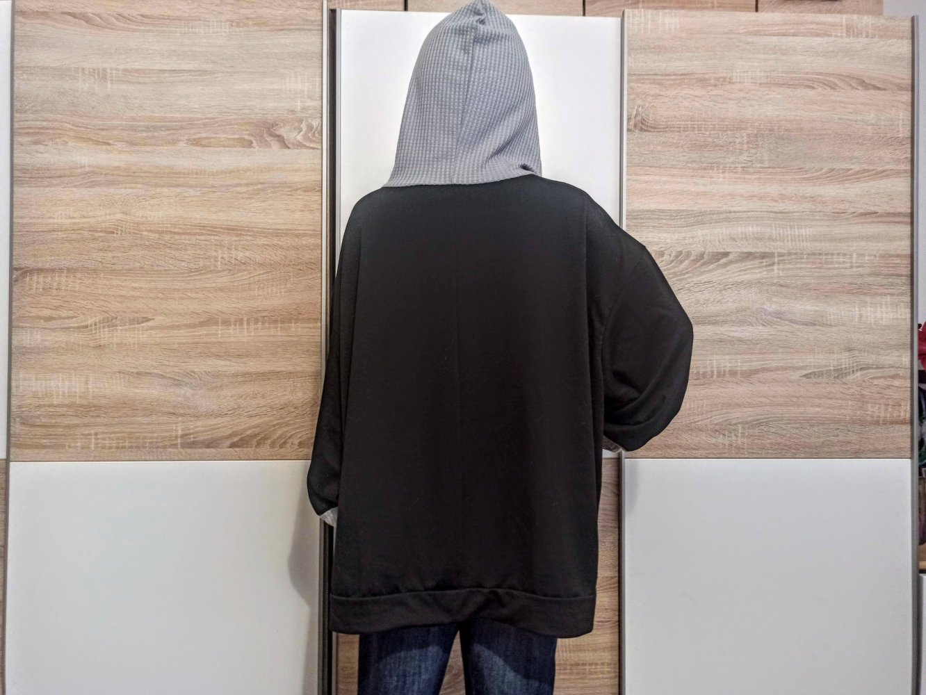 Schönes Langarm-Shirt Schein kurve miot kapuze in schwarz/grau