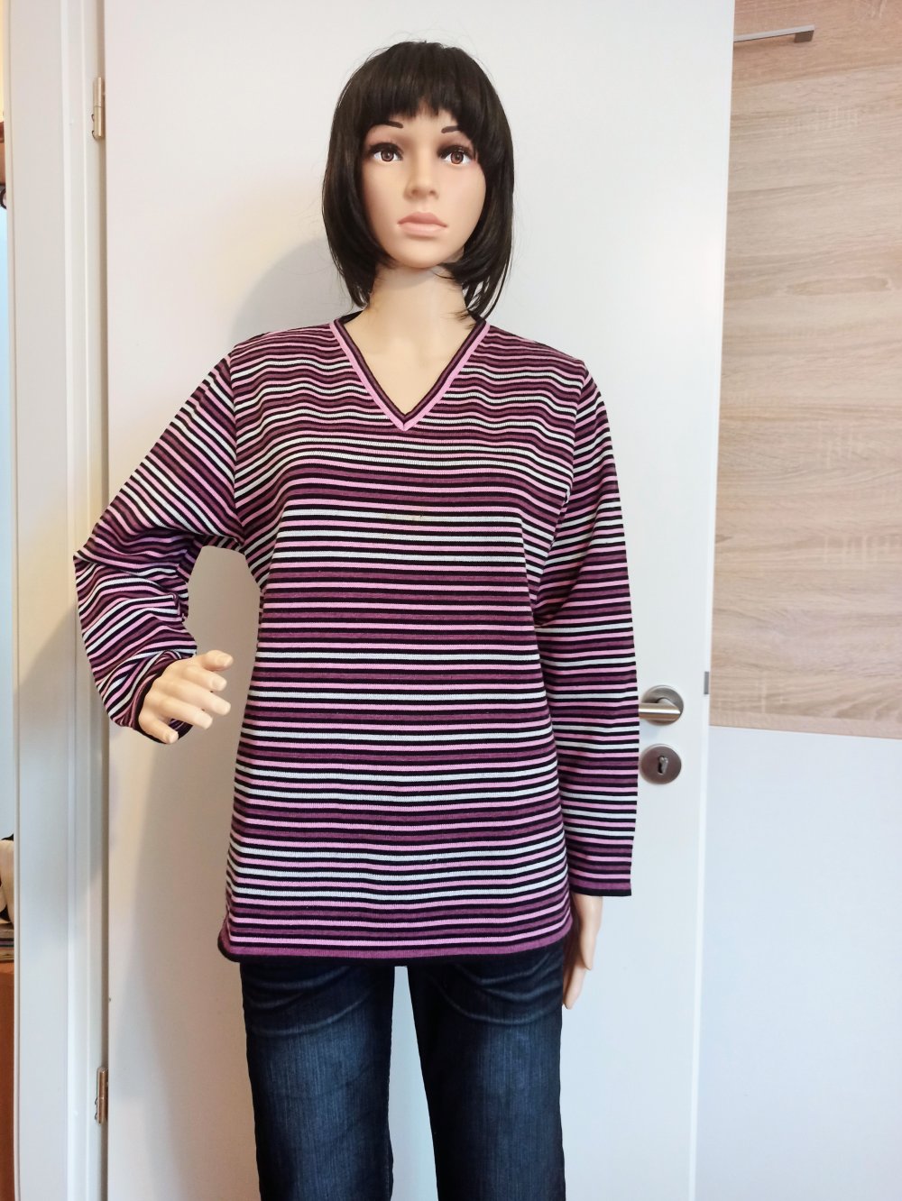 Schöner gestreifter Pullover mit V-Ausschnitt