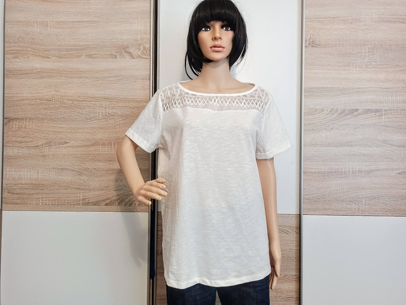 Schönes T-Shirt in weiß mit Spitze vorne von C&A