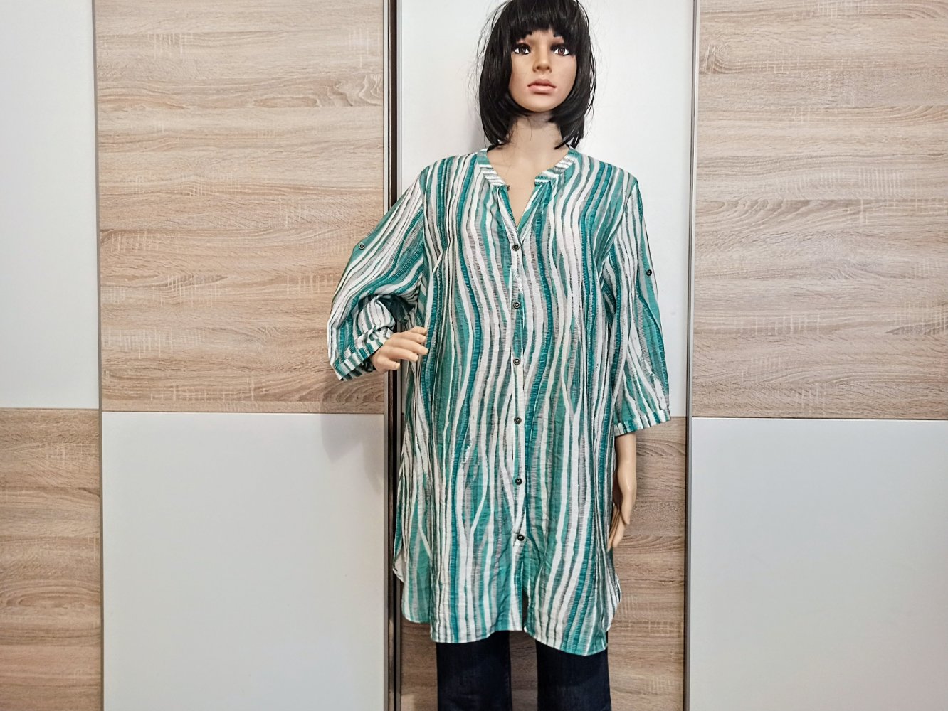 Schöne Bluse mit grüne und weiße Wellenstreifen von Liberty