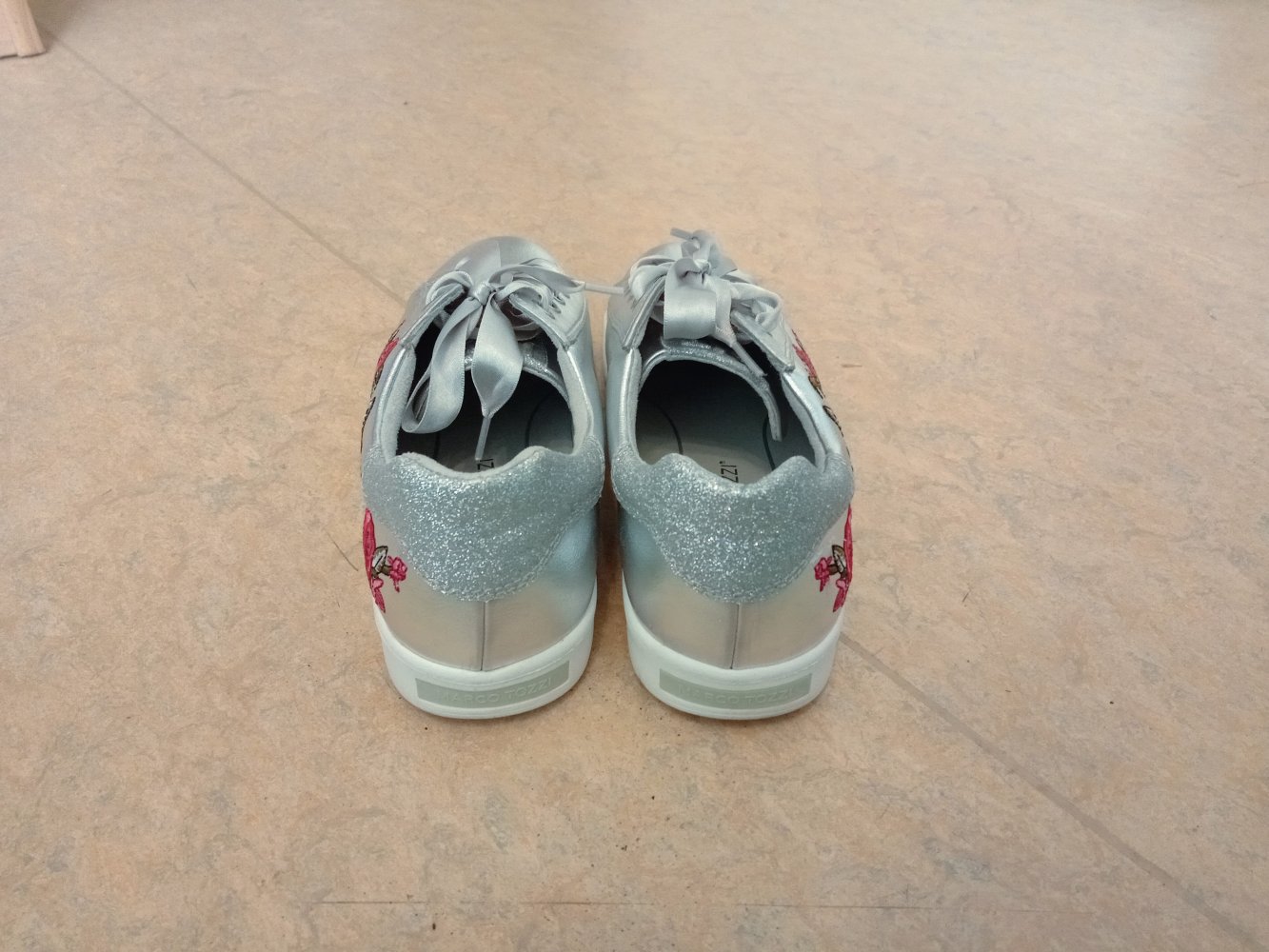 Sehr schöne silberne Sneakers von Marco Tozzi