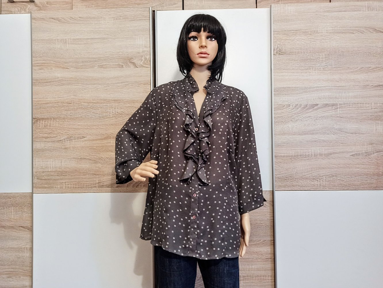 Schöne Bluse in Grau mit beige Punkten