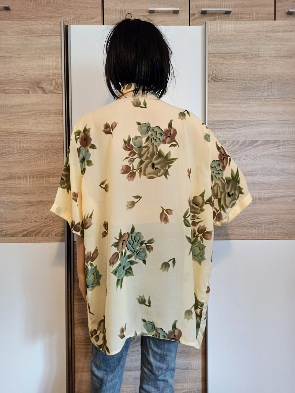 Schöne Bluse in gelb mit  Blumen grün/braun