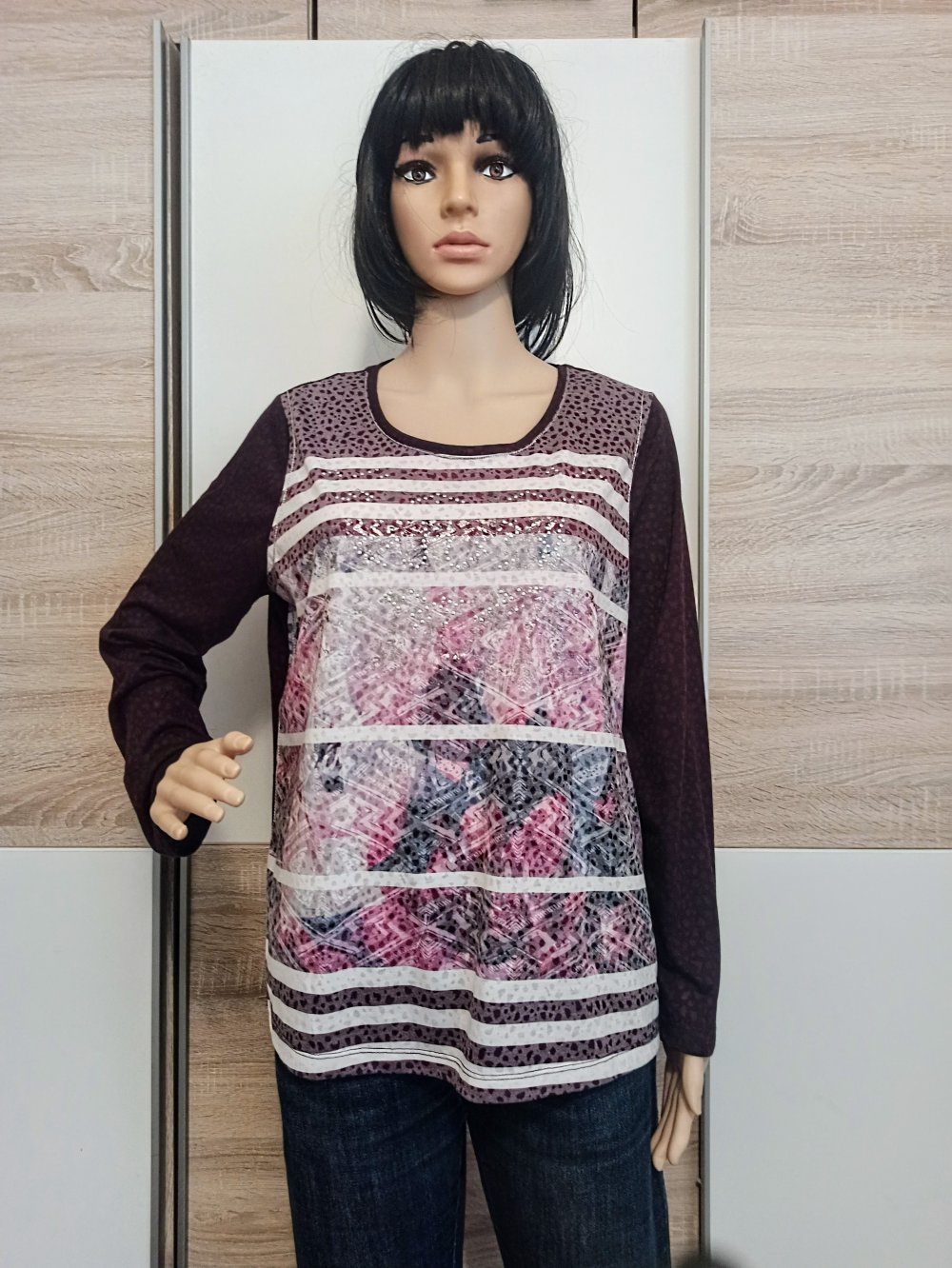 Schönes Langarm-Shirt in burgunderrot mit weiße Streifen und Strasssteinen von Bonita