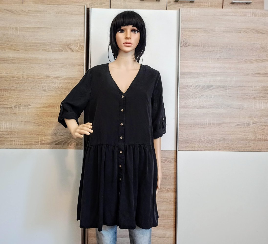 Schönes Kleid in Schwarz mit Knöpfen von Mapa