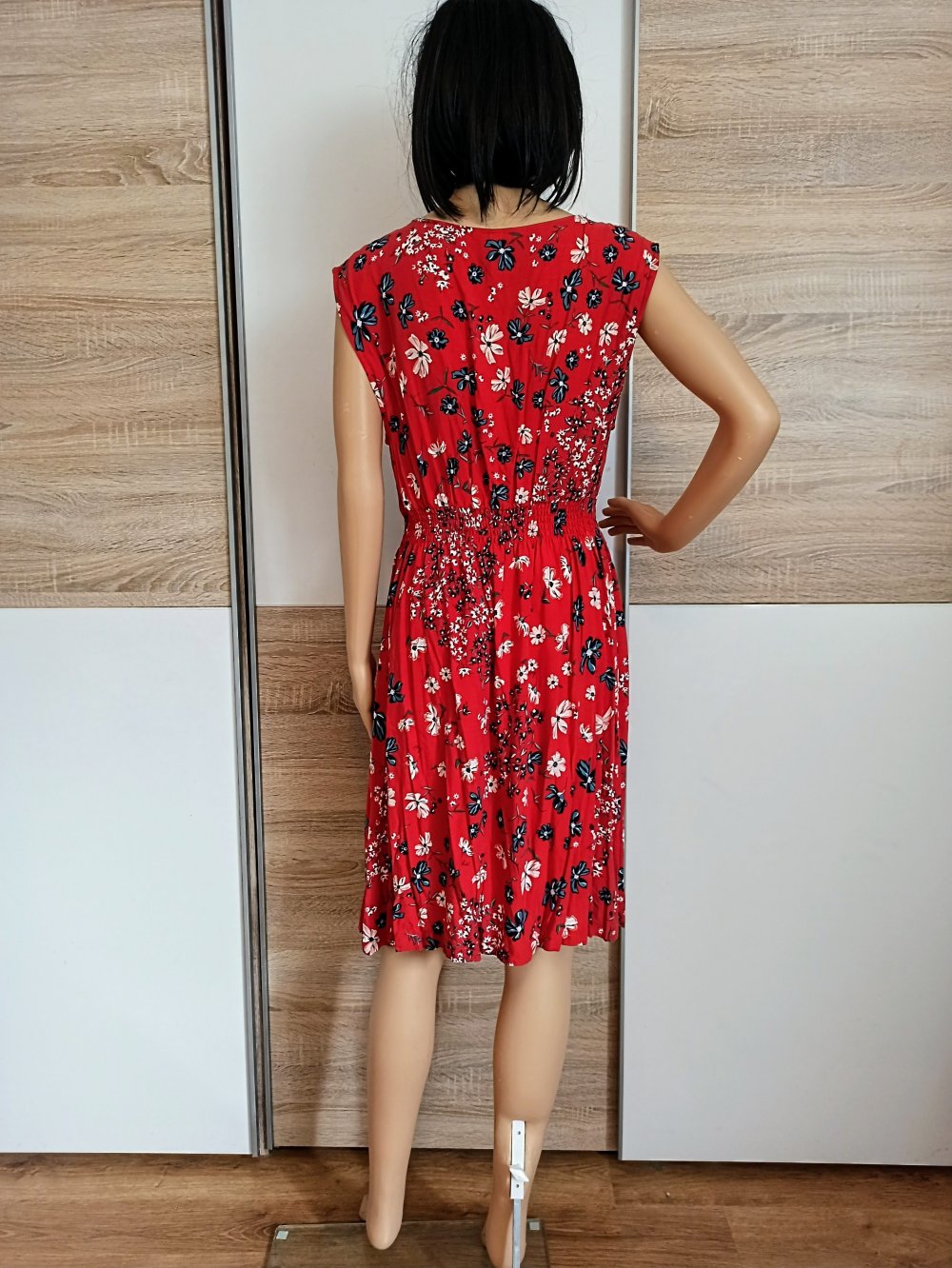 Schönes rotes Kleid mit weiße und blaue Blümchen von H&M
