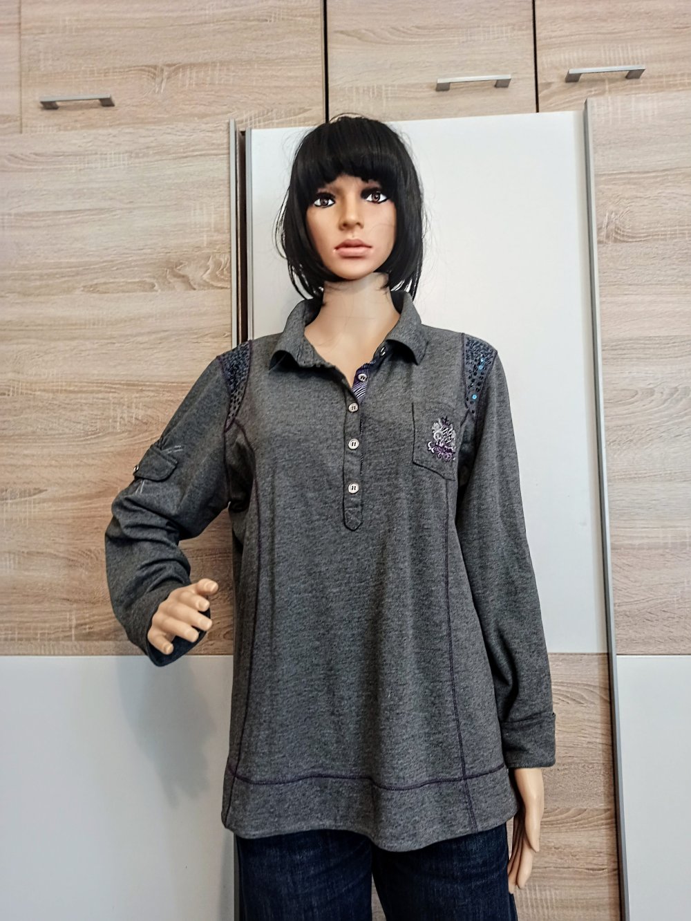 Schönes Langarm-Shirt in grau mit Strasssteinen von Alba Moda