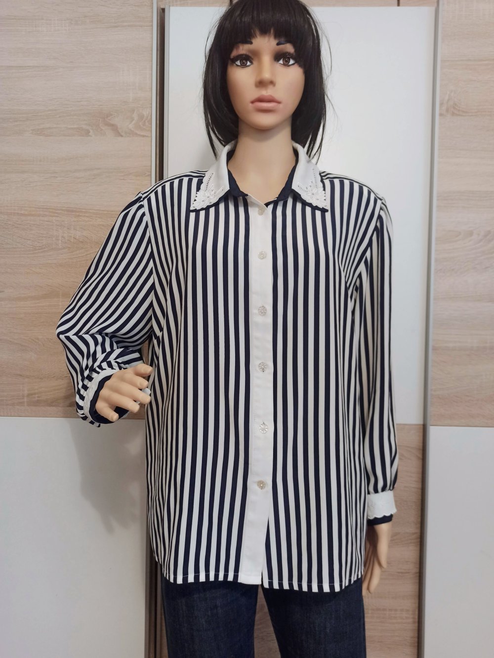 Schöne Bluse in weiß mit marienblauen Streifen von Chris