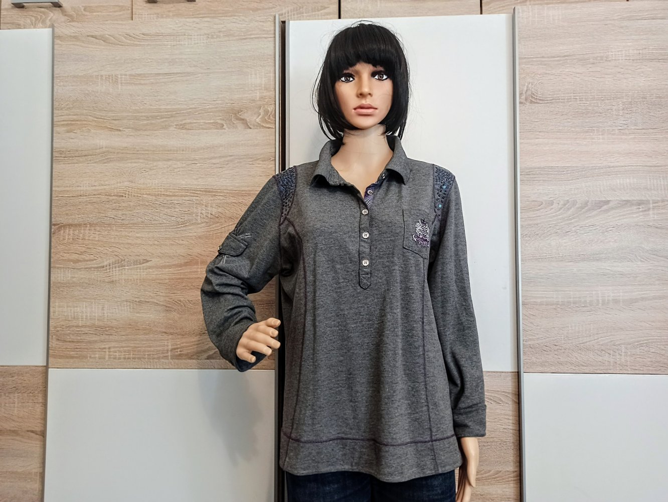 Schönes Langarm-Shirt in grau mit Strasssteinen von Alba Moda