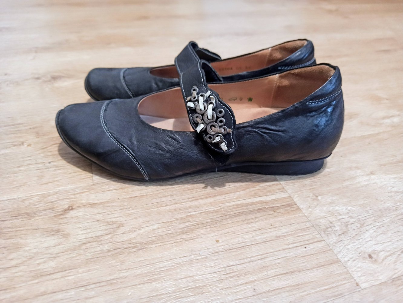 Tolle Damen-Schuhe in schwarz von Think