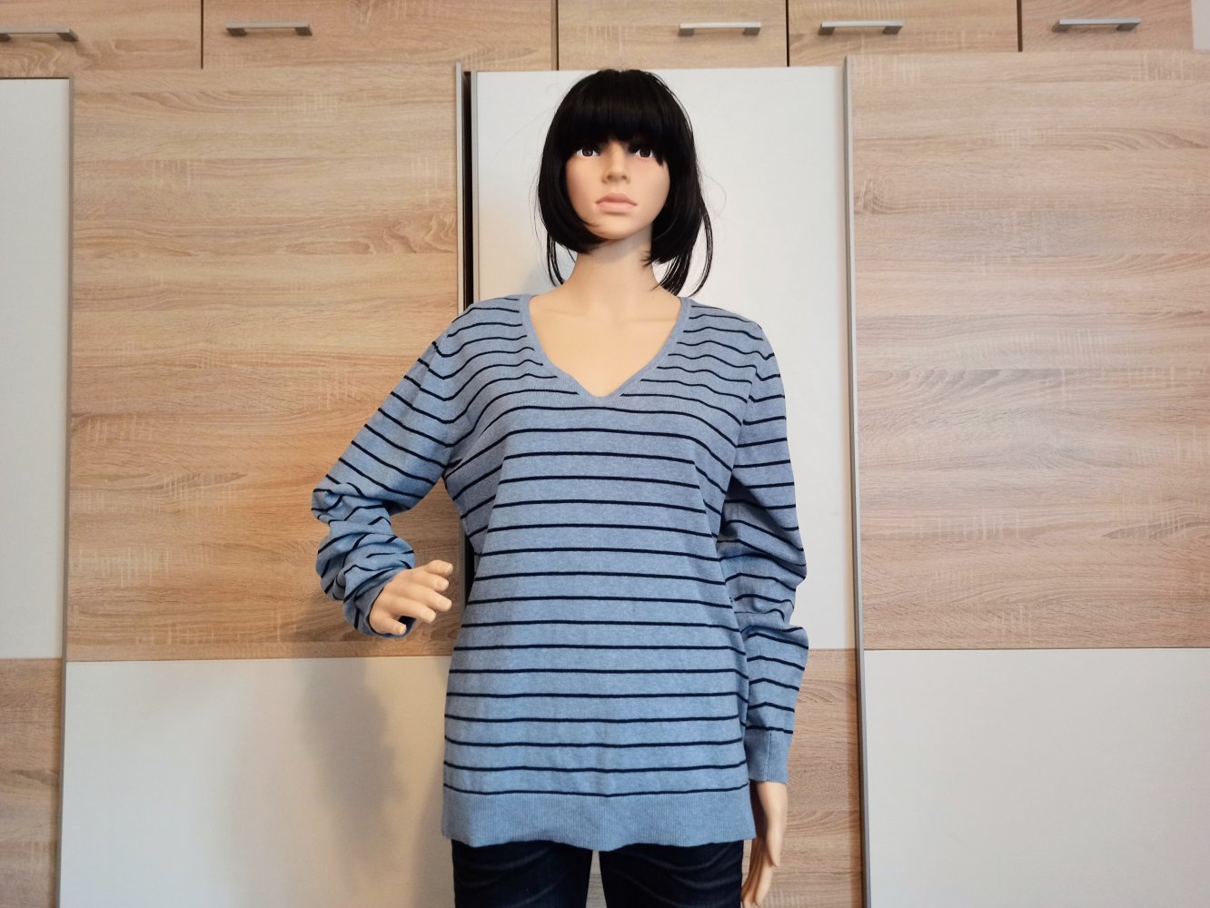 Schöner Pullover in blau mit schwarzen Streifen von C&A