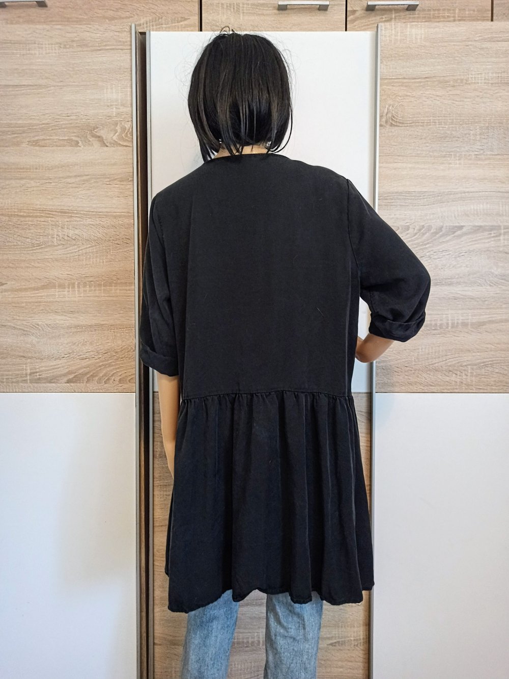 Schönes Kleid in Schwarz mit Knöpfen von Mapa