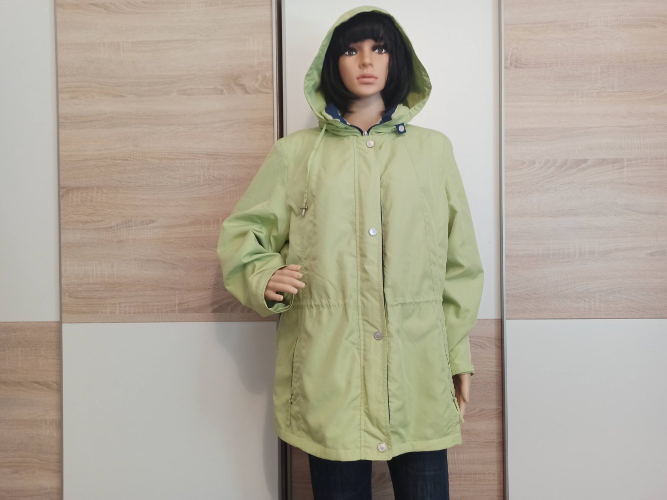 Schöne Regen Jacke in helles grün mit Kapuze von Helena Vera