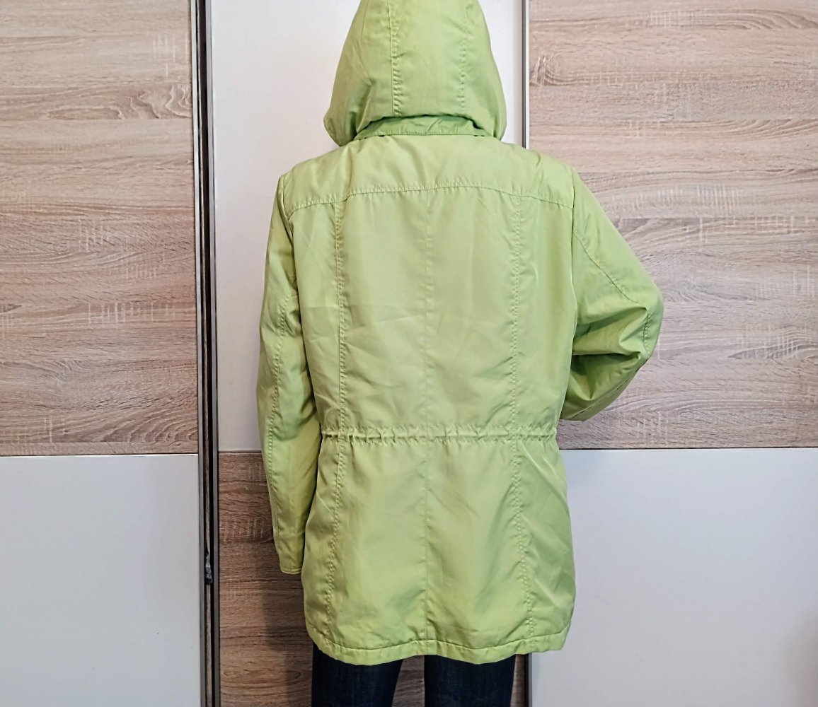 Schöne Regen Jacke in helles grün mit Kapuze von Helena Vera