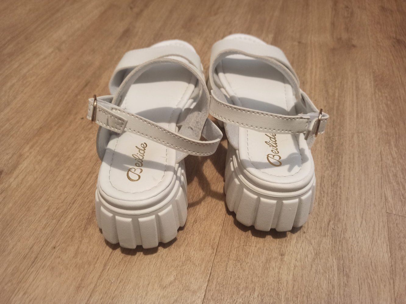 Tolle Damen Sandalen in weiß von Beilide