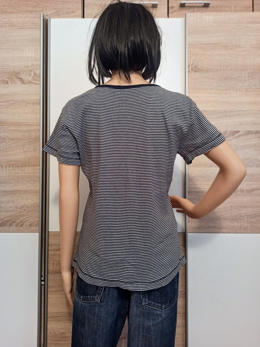 Schönes gestreiftes T-Shirt in marienblau mit weiße Nadelstreifen von love for detail