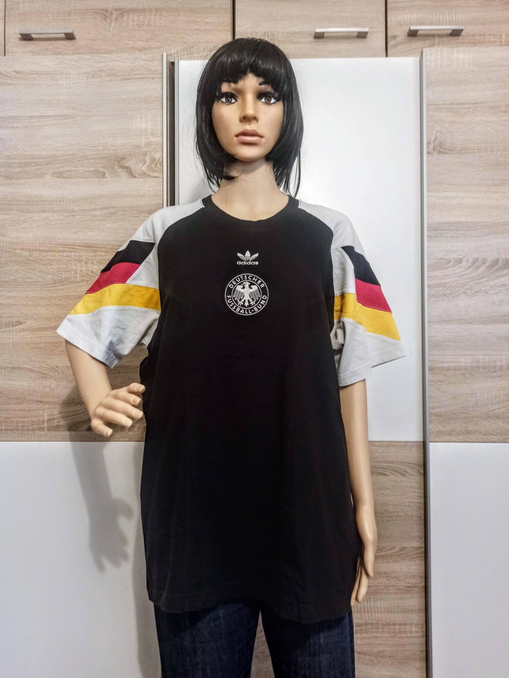 Schönes T-Shirt von Adidas in schwarz/weiß/rot/gelb