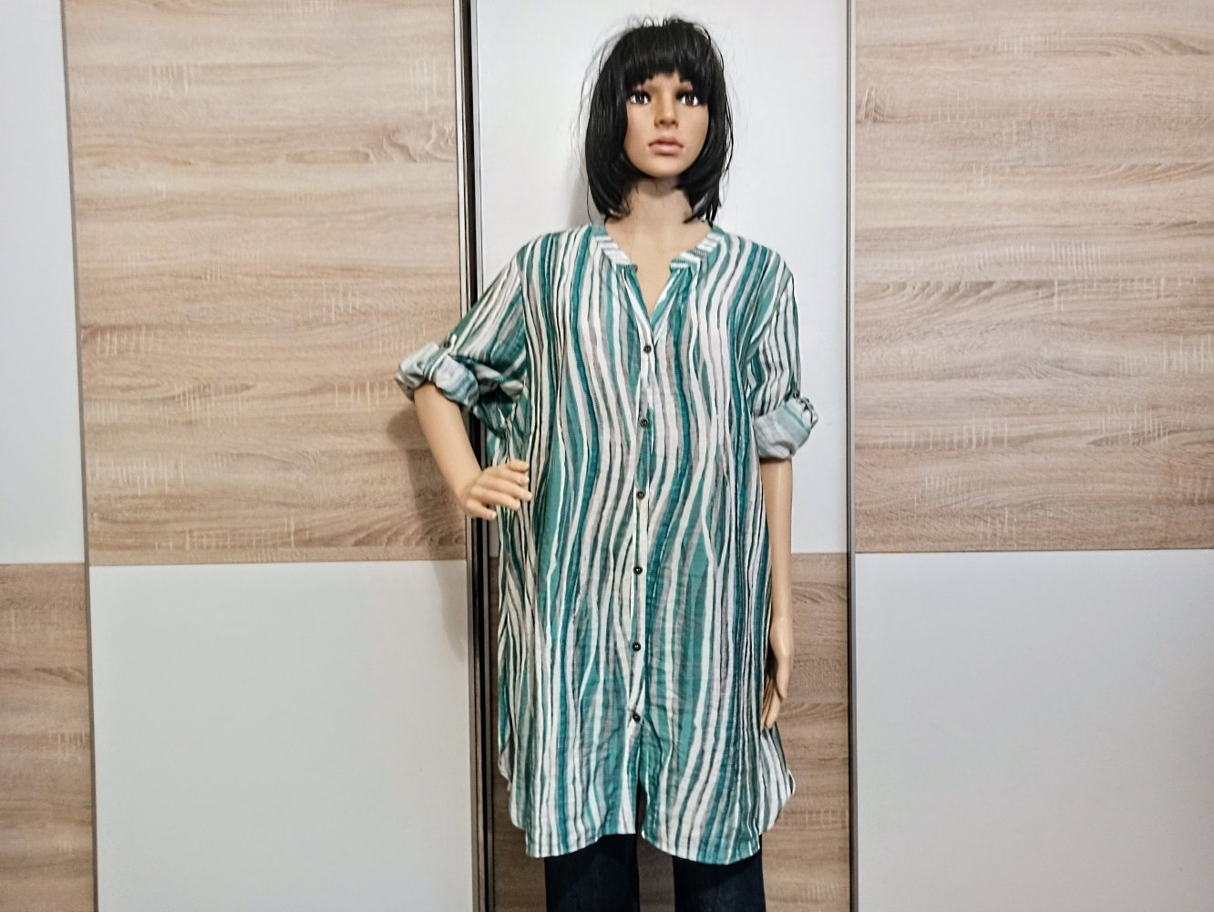 Schöne Bluse mit grüne und weiße Wellenstreifen von Liberty