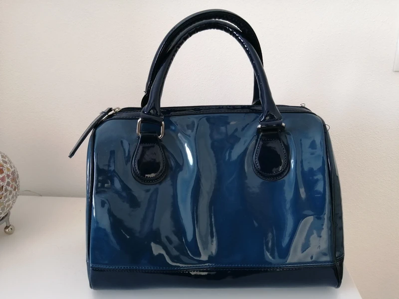 Große dunkelblaue Lackhandtasche NEU