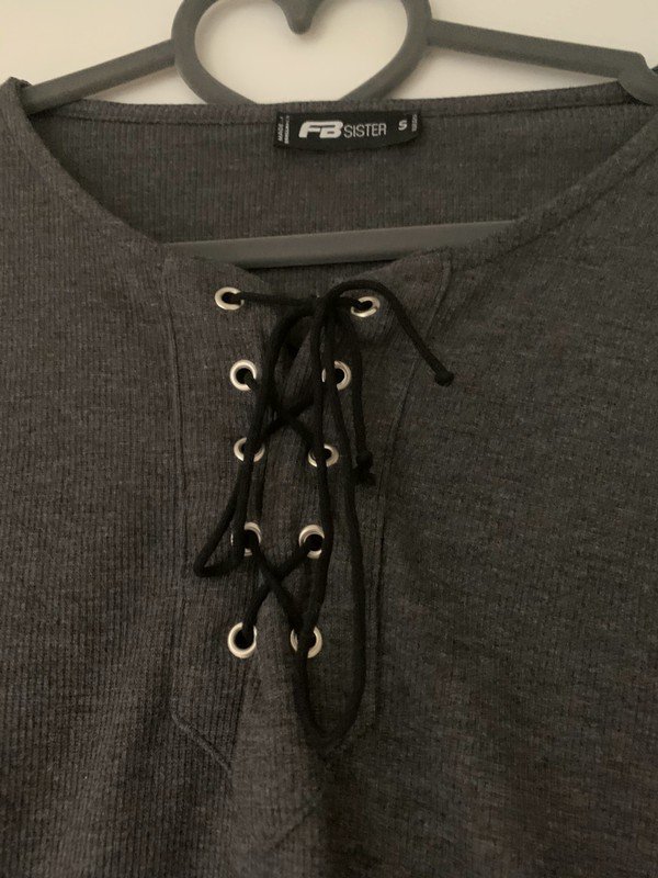 Graues Shirt mit Schnürung