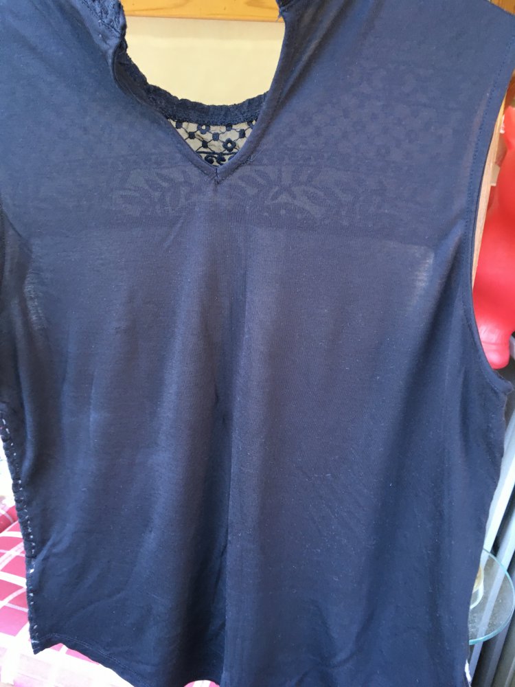 schwarzes Top