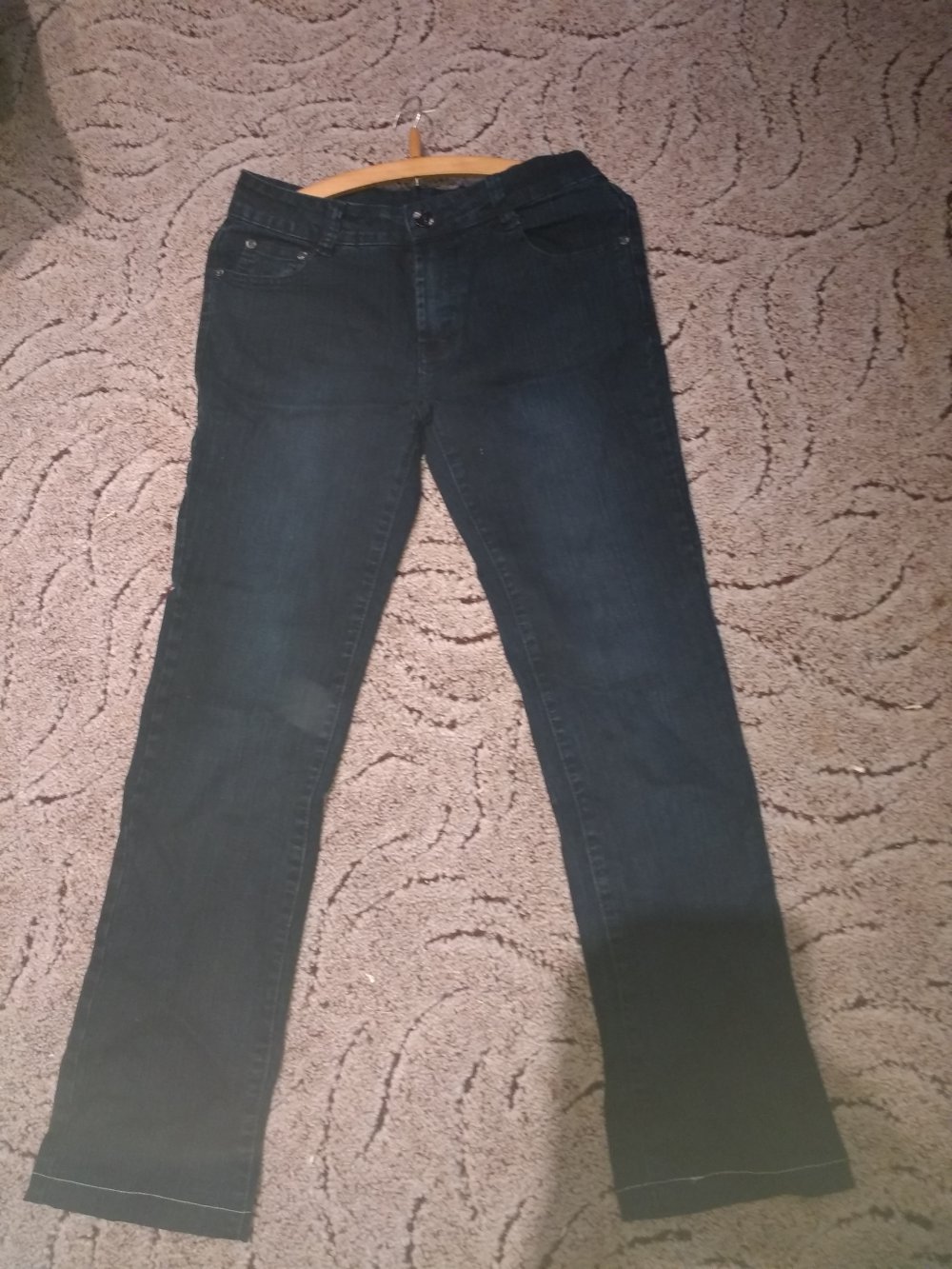 ungetragene dunkelblaue jeans