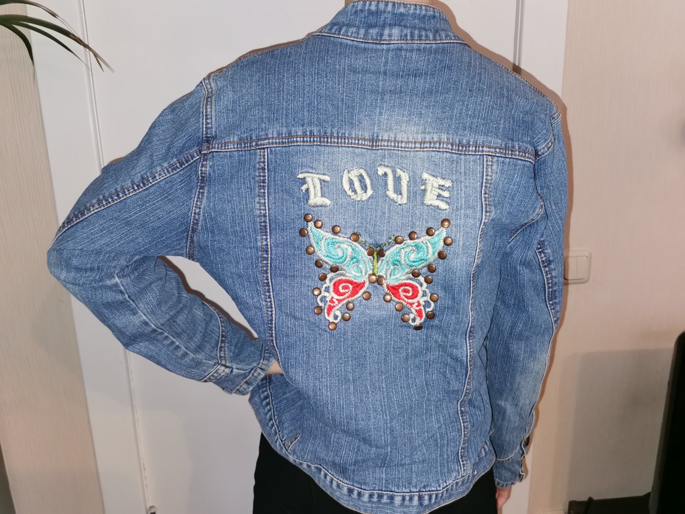 Jeansjacke mit Motiv auf dem Rücken 