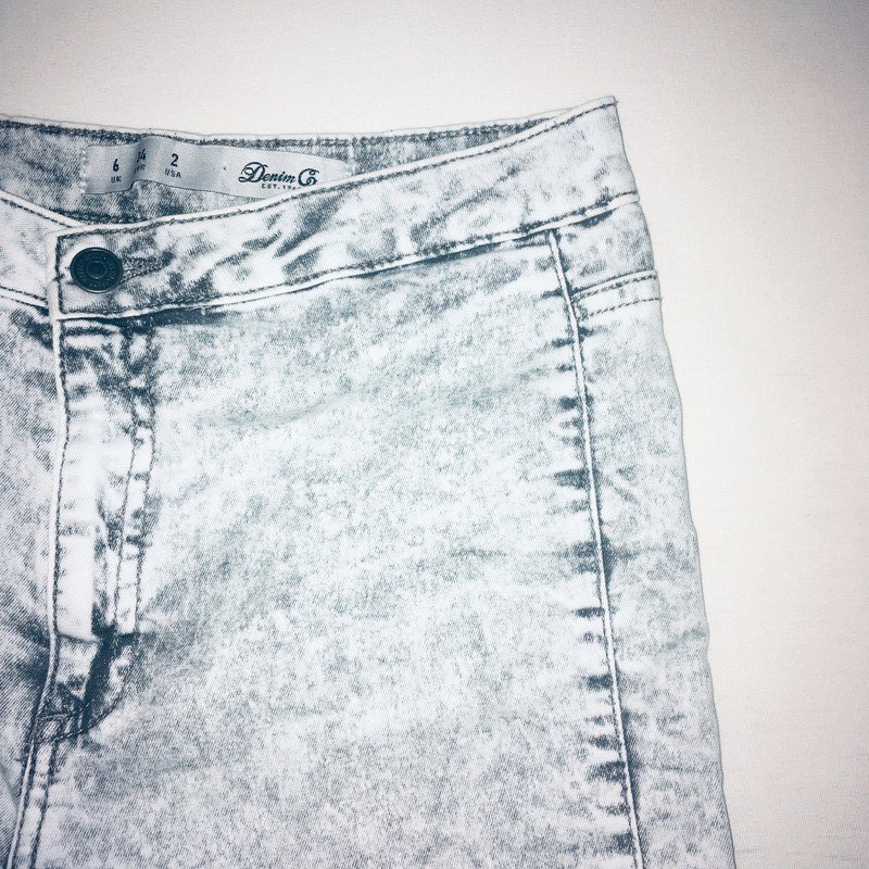 Nicht getragene, graue, enge Hose