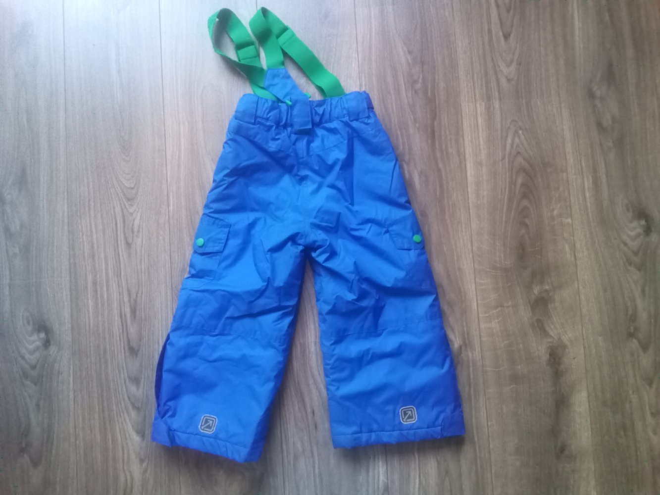Skihose blau mit abnehmbaren Trägern 104/110 grün