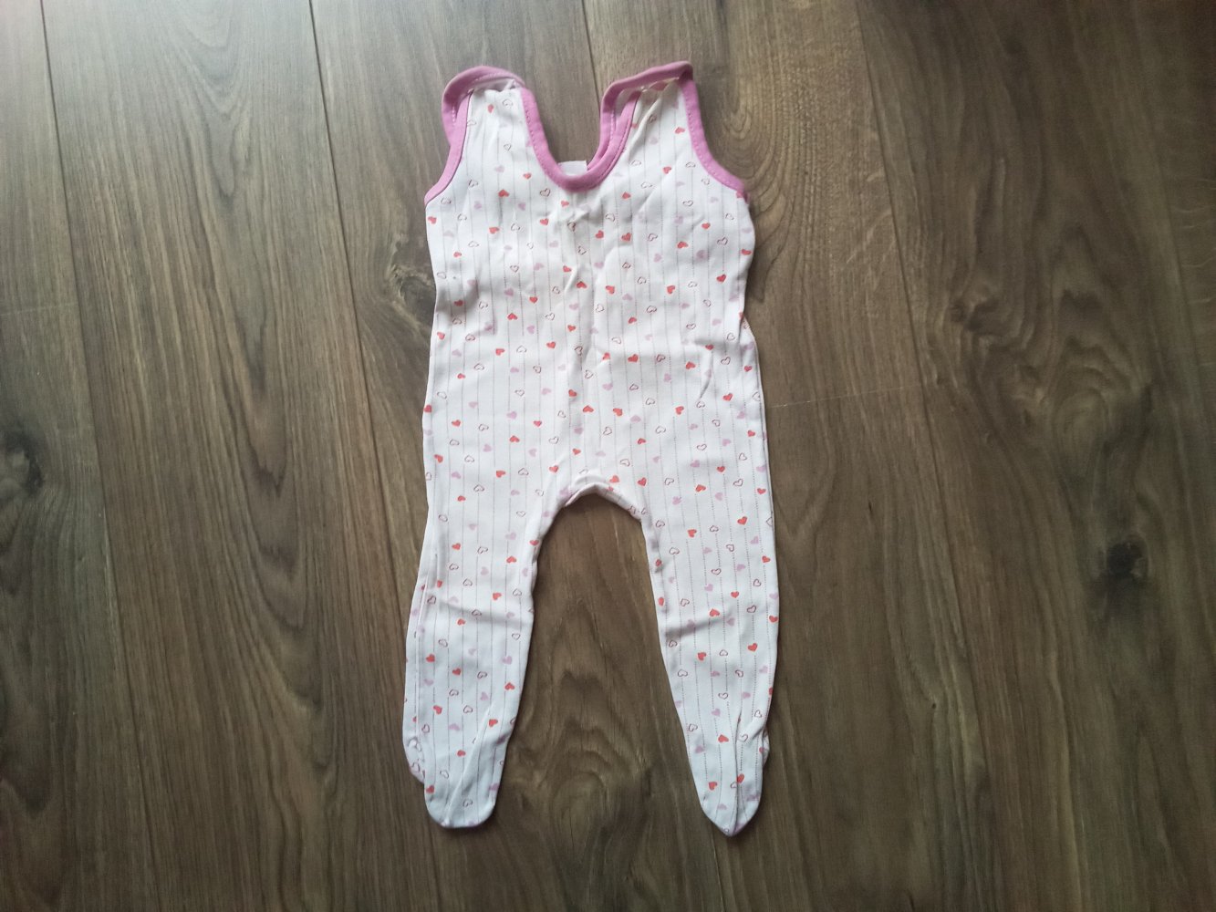 Strampler mit Fuß 62/68 weiß Herzen pink 100% Baumwolle