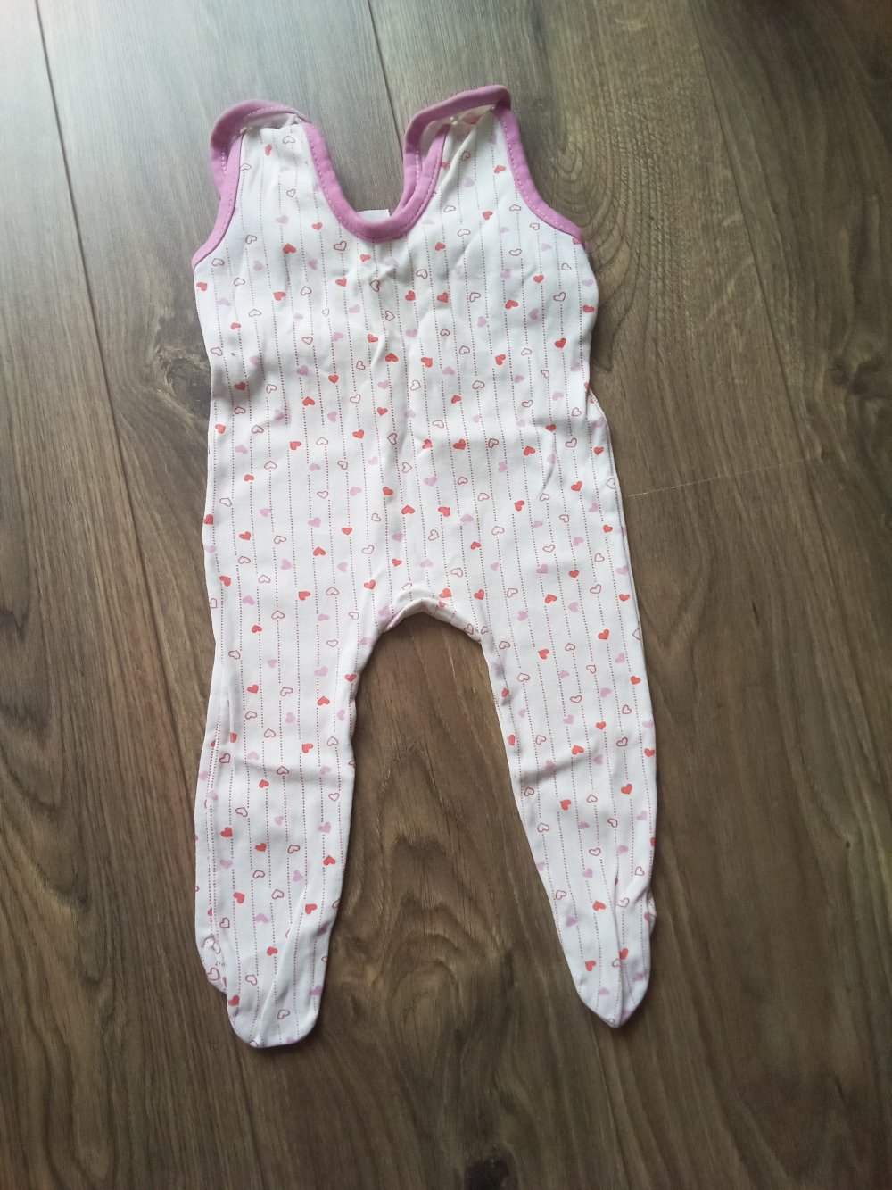 Strampler mit Fuß 62/68 weiß Herzen pink 100% Baumwolle