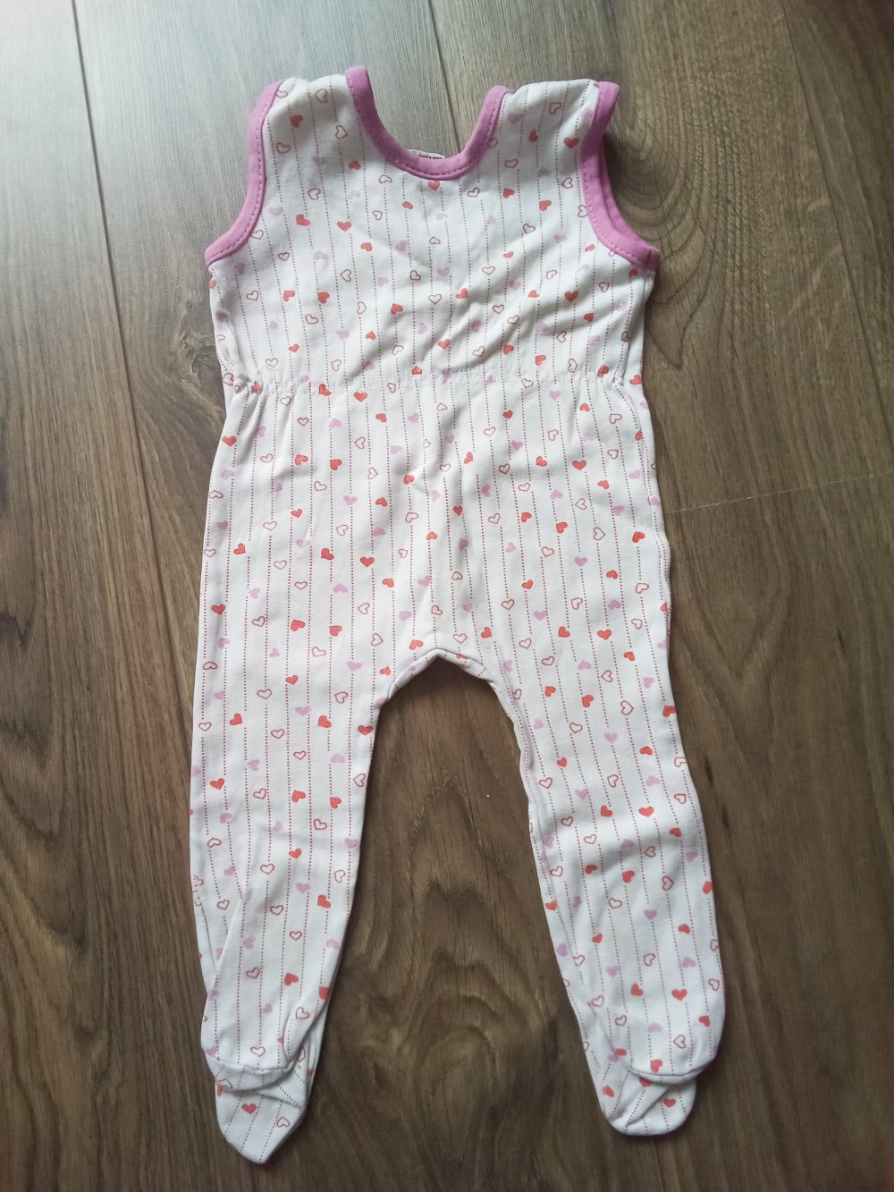Strampler mit Fuß 62/68 weiß Herzen pink 100% Baumwolle