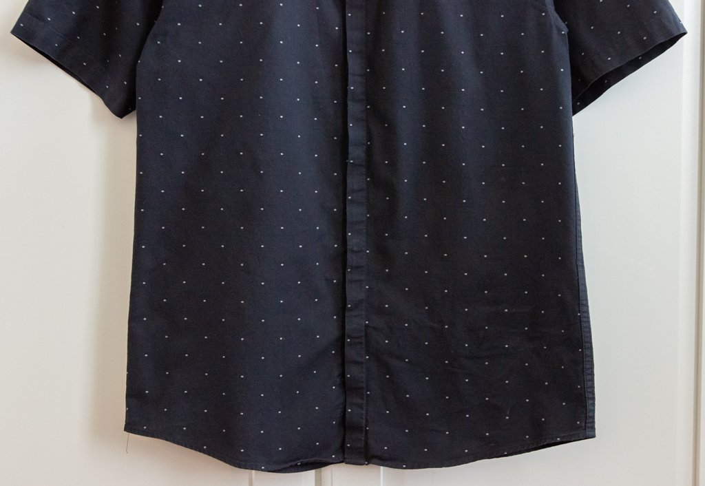Herrenhemd mit kurzen Ärmeln. Jack & Jones. Schwarz, gepunkt. Gr. L