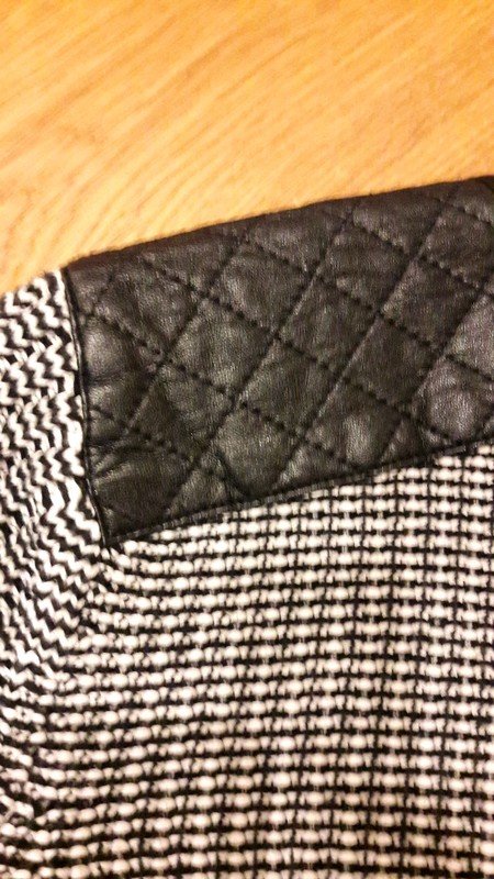 Strickjacke schwarz-weiß mit Kunstleder von H&M