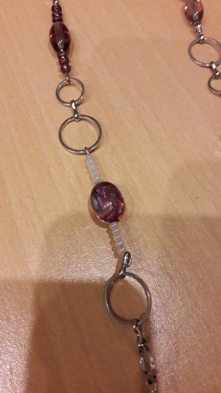 Silberne Halskette mit Perlen in Flieder