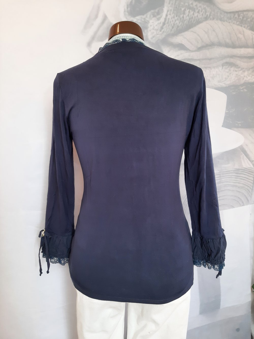 Pulli mit Spitze und kleinen Rosen