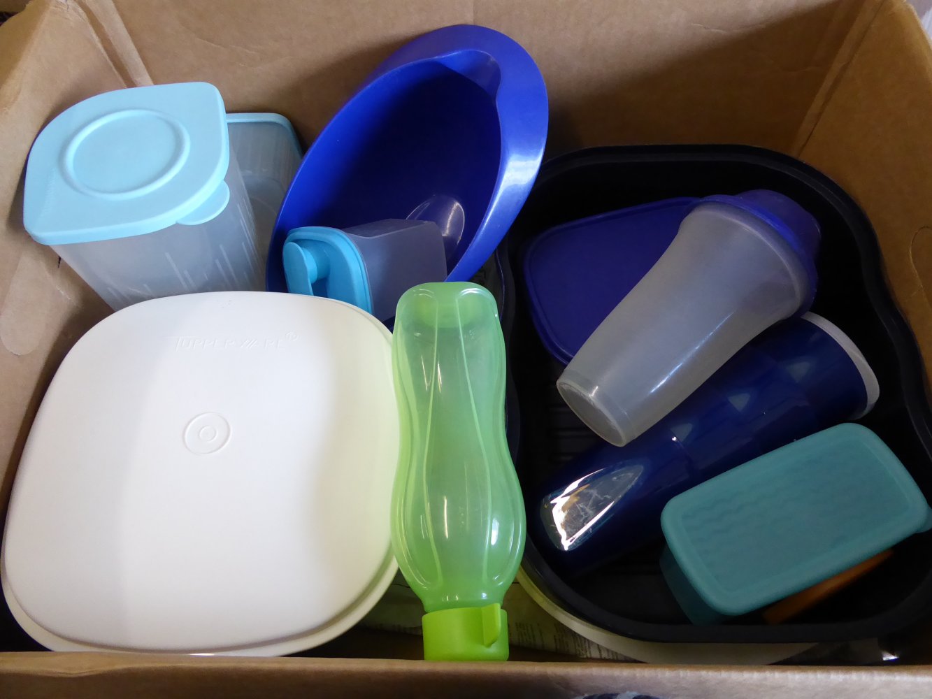 Tupperware Mischkiste großer Laibwächter Flasche Becher Dose usw.