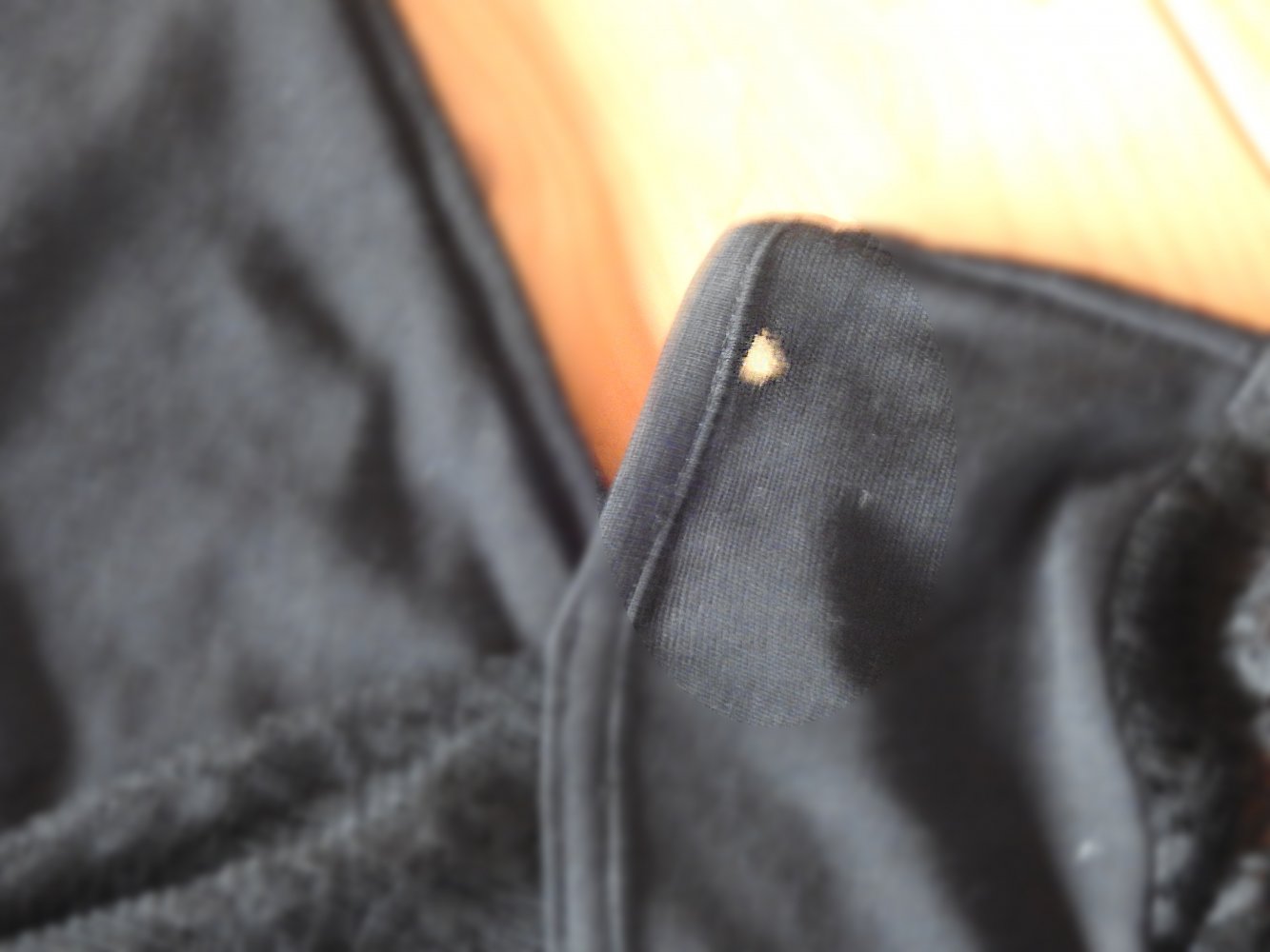 schwarzes Shirt mit Spitzenärmeln und Spitzenrückenteil
