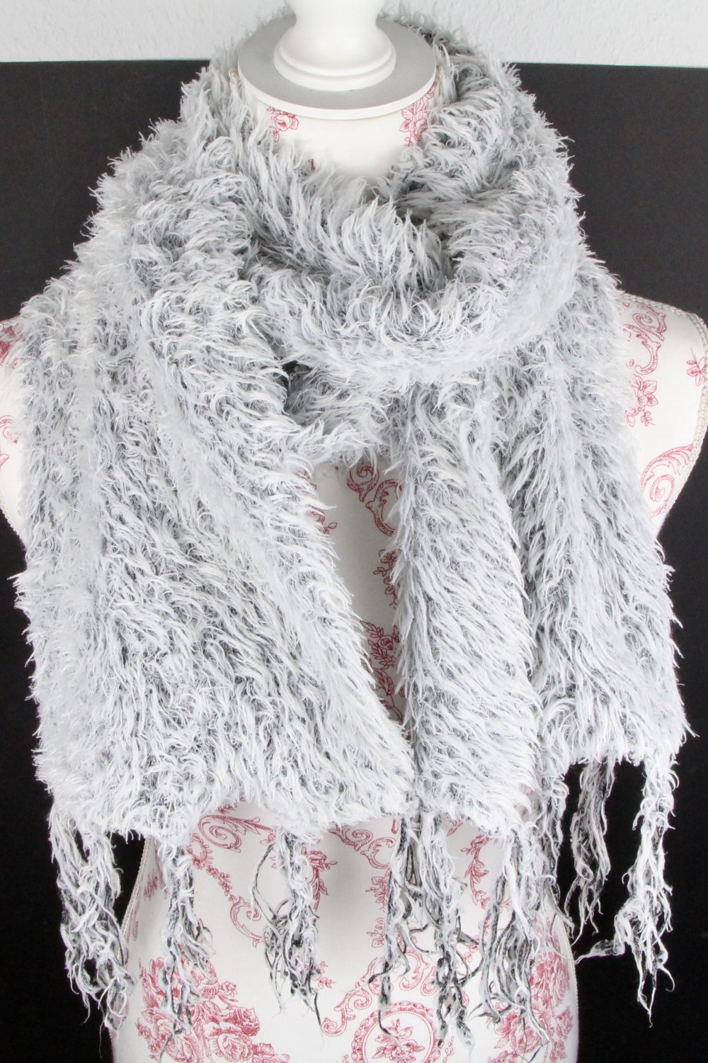 Halstuch Tuch Schal grau schwarz weiß grau warm flauschig Winterkleidung Damenkleidung