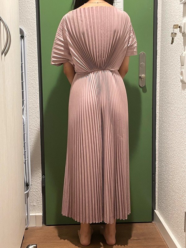 Roses Schulterfreies Kleid mit fließenden Falten
