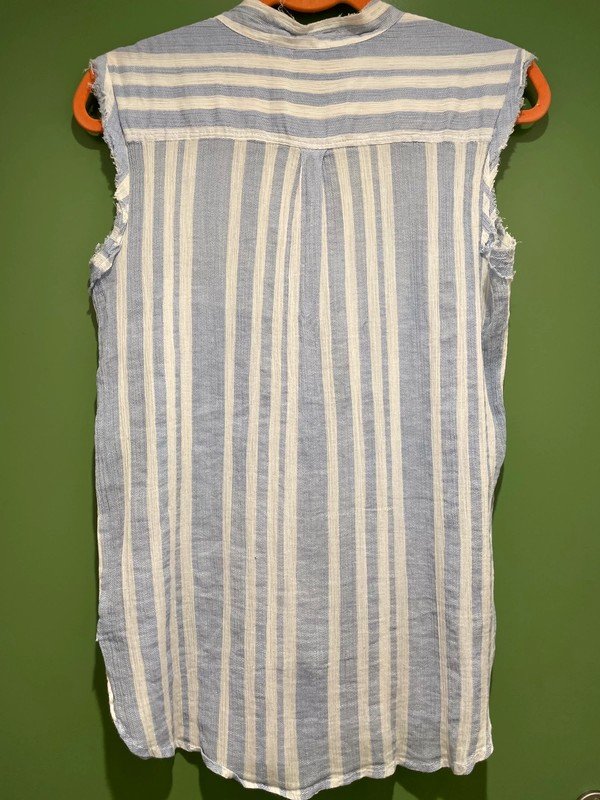 Blau gestreiftes ärmelloses Top
