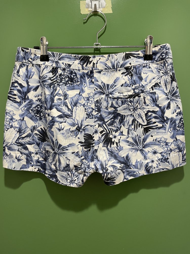 H&M Shorts mit blauem Blumenmuster