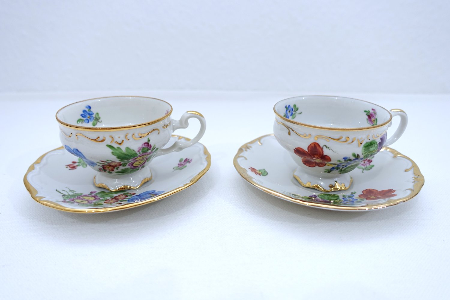 2 kleine Sammeltassen mit Goldrand, Porzellan, Blumenmuster