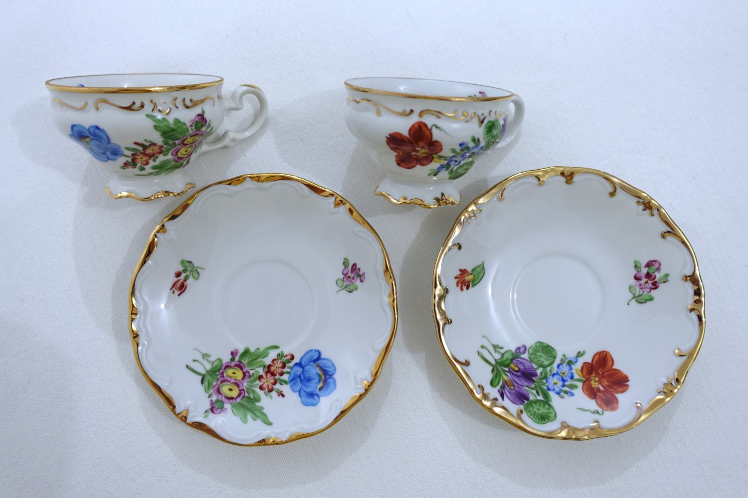 2 kleine Sammeltassen mit Goldrand, Porzellan, Blumenmuster